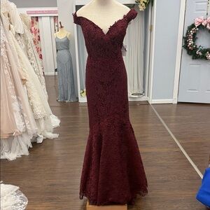 Chic Maroon Lace Off-Shoulder Prom Dress